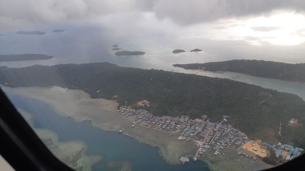 Kepulauan Anambas terlihat dari udara, Senin (16/3/2020), di Kabupaten Kepulauan Anambas, Kepulauan Riau. Kabupaten Anambas merupakan salah satu kabupaten terluar yang berbatasan dengan wilayah negara lain, yakni Vietnam dan Thailand.