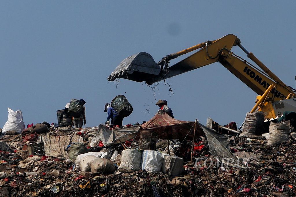 Pemulung mencari benda yang masih dapat dimanfaatkan di Tempat Pengelolaan Sampah Terpadu (TPST) Bantargebang, Kota Bekasi, Jawa Barat, Sabtu (24/10/2020). Setiap hari, sampah Jakarta yang dikirim ke TPST Bantargebang mencapai 7.800 ton. 
