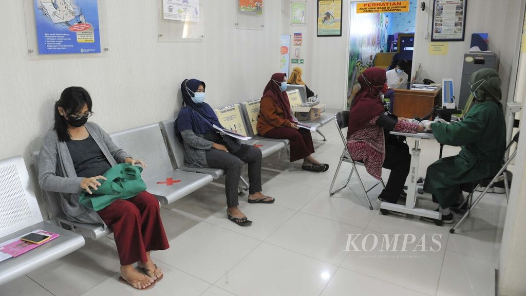 Para ibu hamil menunggu giliran untuk mendapatkan vaksin Covid-19 di Puskesmas Larangan Utara, Kota Tangerang, Banten, Jumat (20/8/2021). 