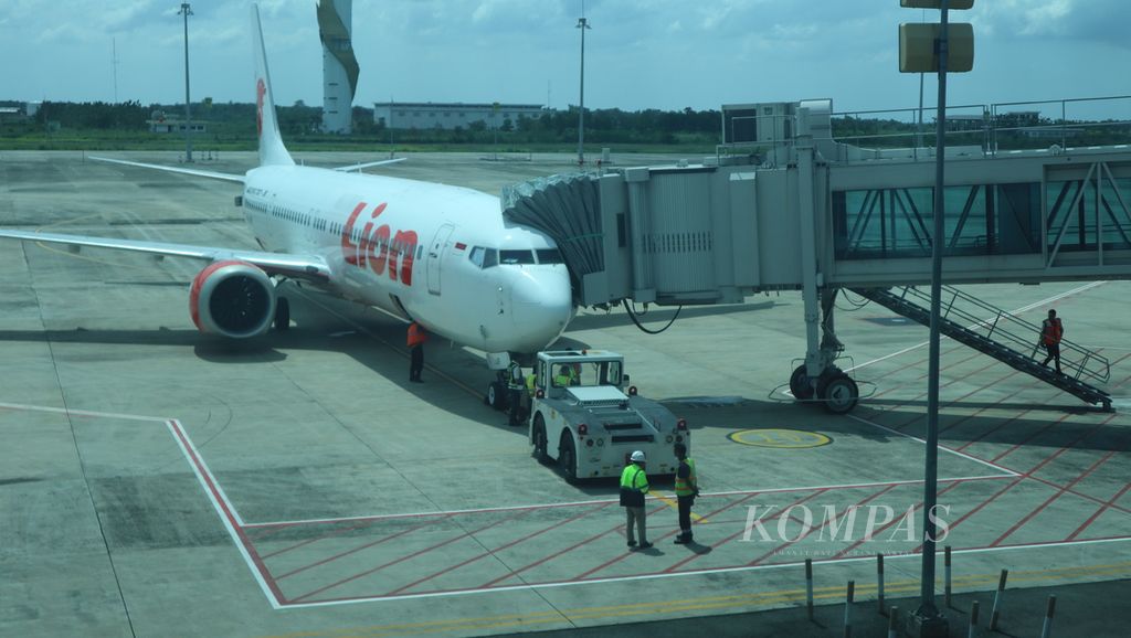 Pesawat Lion Air bersiap berangkat dari Bandara Internasional Jawa Barat Kertajati di Kabupaten Majalengka ke Madinah, Sabtu (15/4/2023). Pesawat itu membawa sekitar 200 anggota jemaah umrah. Penerbangan Lion Air ini merupakan kali ketiga yang melayani jemaah umrah dari Bandara Kertajati.