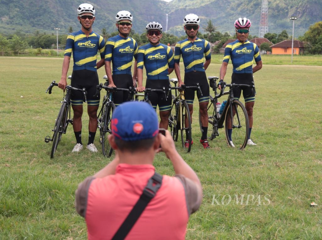 Pebalap dari klub BRCC Banyuwangi berfoto bersama usai menjalani latihan di kawasan Geopark Ciletuh, Sukabumi, Jawa Barat, yang menjadi titik start etape pertama Cycling de Jabar 2023, Jumat (7/7/2023). Sebanyak 154 pebalap yang terbagi dalam kelas elit dan master akan mengikuti Cycling de Jabar yang menempuh rute 368,9 kilometer yang tebagi dalam dua etape. 