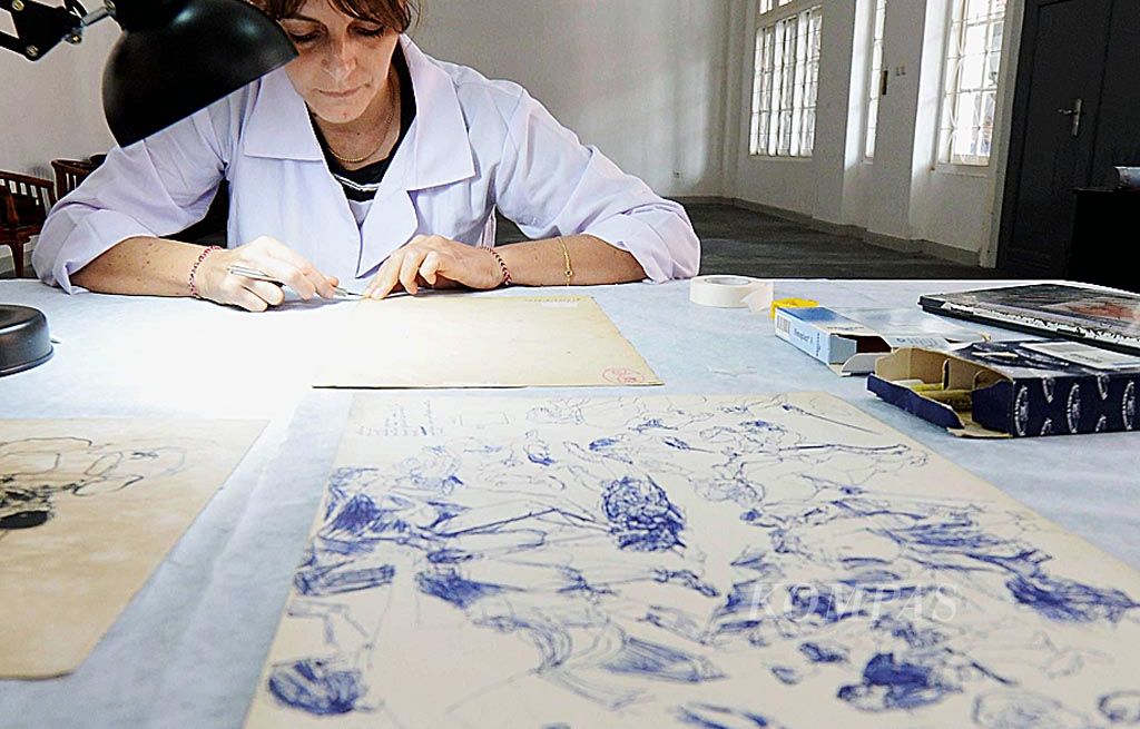 Menjelang Europalia 2017, praktisi konservasi dan restorasi seni dari Italia, Michaela Anselmini, merestorasi sketsa karya S Sudjojono di Galeri Nasional Indonesia, Jakarta, Jumat (8/9). Sketsa tersebut nantinya akan dipamerkan dalam Europalia Arts Festival 2017.