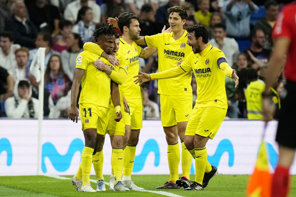 Pemain, Villarreal, Samuel Chukwueze (kiri), bersama rekan-rekannya merayakan gol ke gawang Real Madrid pada laga Liga Spanyol di Stadion Santiago Bernabeu, Madrid, Minggu (9/4/2023) dini hari WIB. Real Madrid takluk, 2-3.