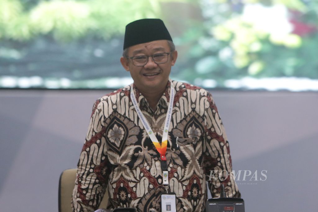 Abdul Mu'ti, Sekretaris Umum Pimpinan Pusat Muhammadiyah 2022-2027 saat dikenalkan kepada peserta Muktamar Ke-48 Muhammadiyah di Edutorium Universitas Muhammadiyah Surakarta, Jawa Tengah, Minggu (20/11/2022). 