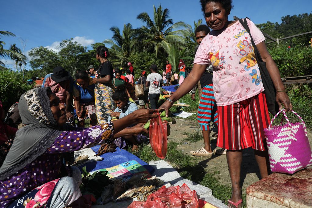 Bartering or exchanging goods between residents at the Mambunibuni Market in the Kokas District, Fakfak Regency, West Papua, Saturday (19/6/2021).