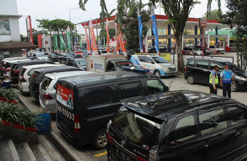 Kondisi area istirahat di Kilometer 57 Jalan Tol Jakarta-Cikampek, Selasa (26/4/2022). Sejak dua hari terakhir, area istirahat itu ramai dikunjungi pemudik untuk mengisi bahan bakar dan atau membeli makanan. 