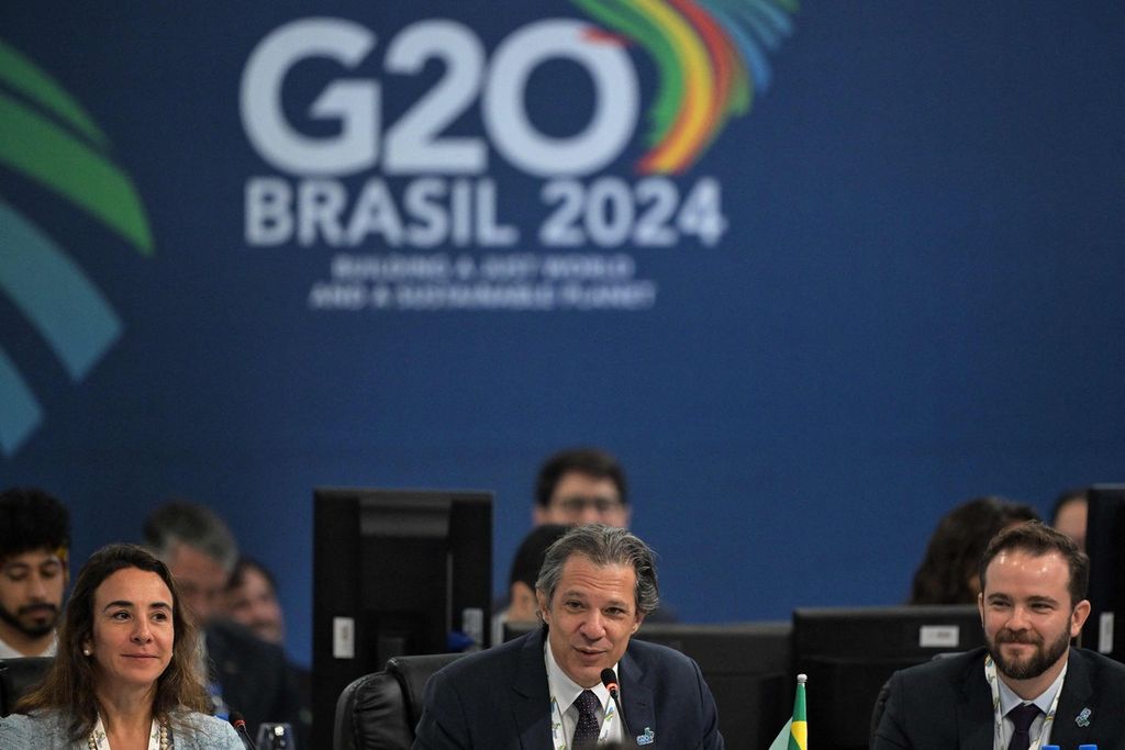 Menteri Keuangan Brasil Fernando Haddad (tengah) dalam pertemuan tingkat menteri keuangan G20 di Sao Paulo, Brasil, Kamis (29/2/2024)