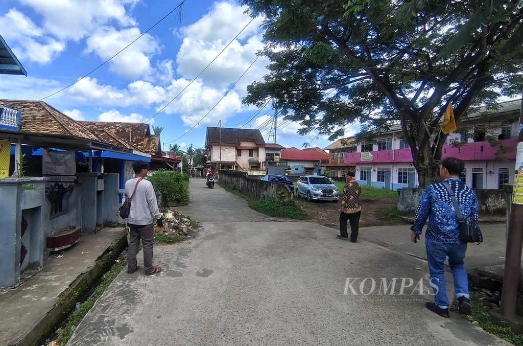 Suasana menuju kediaman AL, istri pembunuh wanita dalam koper di kawasan Naga Swidak, Kelurahan 14 Ulu, Kecamatan Seberang Ulu II, Palembang, Sumatera Selatan, Minggu (5/5/2024). 