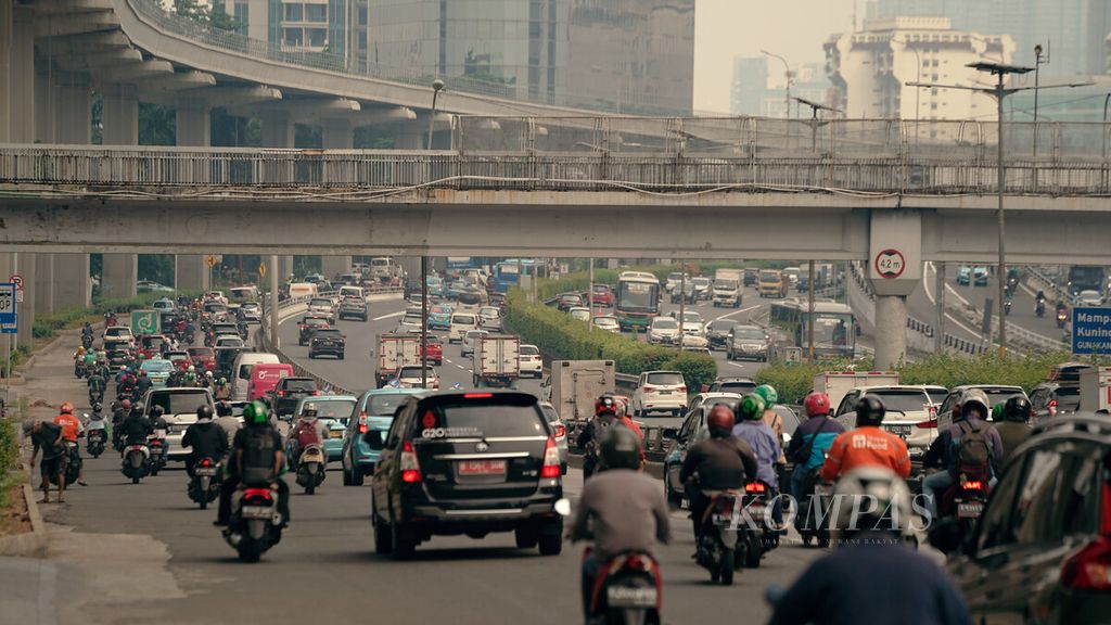 Lalu lintas ramai lancar di Gatot Subroto di Mampang Prapatan, Jakarta Selatan, Senin (9/5/2022). Pemudik yang pulang kampung belum sepenuhnya mulai masuk Jakarta untuk bekerja pada hari pertama masuk kerja. 