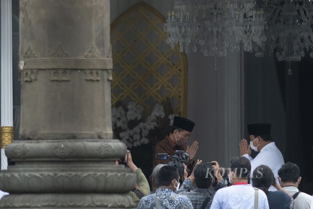 Menteri Pertahanan Prabowo Subianto (kanan) berpamitan kepada Presiden Joko Widodo setelah mereka bertemu di Istana Kepresidenan Gedung Agung, Yogyakarta, Senin (2/5/2022). 