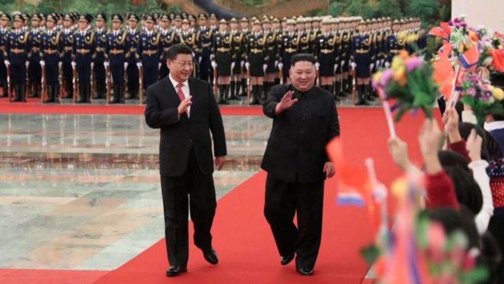 Presiden Xi Jinping menggelar upacara penyambutan Pemimpin Korut Kim Jong Un sebelum mereka menggelar pertemuan di Balai Agung, Beijing, Selasa (8/1/2019).