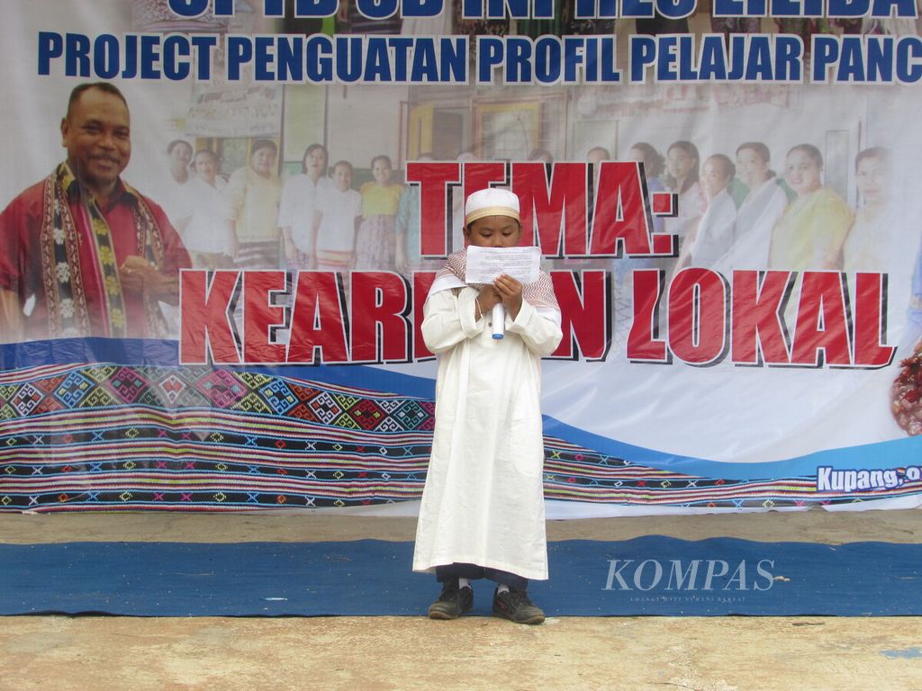 Arief Hidayat (8), siswa SD Inpres Liliba, membacakan riwayat agama Islam masuk pertama di Nusa Tenggara Timur dalam kegiatan sekolah itu bertajuk "Project<i></i>Penguatan Profil Pelajar Pancasila" di Kupang, Rabu (25/5/2022). Ia menyebut, Islam masuk pertama kali di Pulau Solor, Flores Timur, tahun 1600-an kemudian menyebar ke Pulau Adonara, Lembata, dan Alor. 