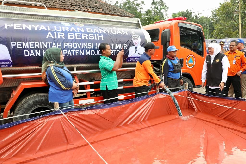 Warga Kabupaten Mojokerto, Jawa Timur, mengantre bantuan air bersih dari Pemprov Jatim, Senin (19/6/2023). Tiga desa di Mojokerto mengalami kekeringan yang mengakibatkan krisis air bersih. 