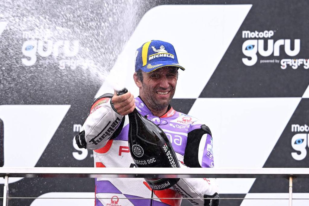 Pebalap Prima Pramac, Johann Zarco, merayakan kemenangannya di balap MotoGP seri Australia di Phillip Island, Sabtu (21/10/2023). 