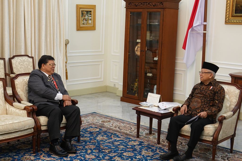 Wakil Presiden Ma’ruf Amin saat menerima kunjungan Ketua Parlemen Malaysia Tan Sri Dato’ Johari Abdul di Istana Wapres, Jalan Medan Merdeka Selatan Nomor 6, Jakarta Pusat, Selasa (8/8/2023).