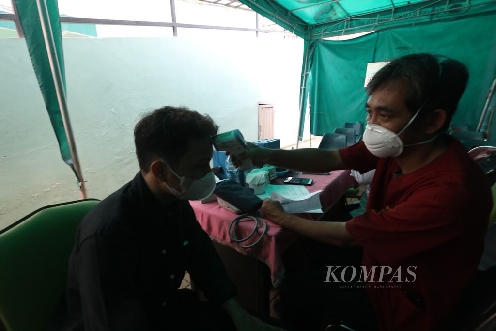 Warga menerima suntikan vaksinasi penguat Covid-19 Indovac di Puskesmas Menteng, Jakarta Pusat, Rabu (3/5/2023). Sebelumnya, vaksin Indovac hanya dapat digunakan untuk vaksin dosis ketiga. Aturan ini sesuai dengan Surat Edaran Satuan Tugas Penanganan Covid-19. Saat ini, Indovac, vaksin Covid-19 produksi Bio Farma, sudah bisa digunakan sebagai vaksin penguat bagi warga berusia 18 tahun ke atas yang telah mendapat suntikan vaksin buatan Pfizer dalam vaksinasi primer. 