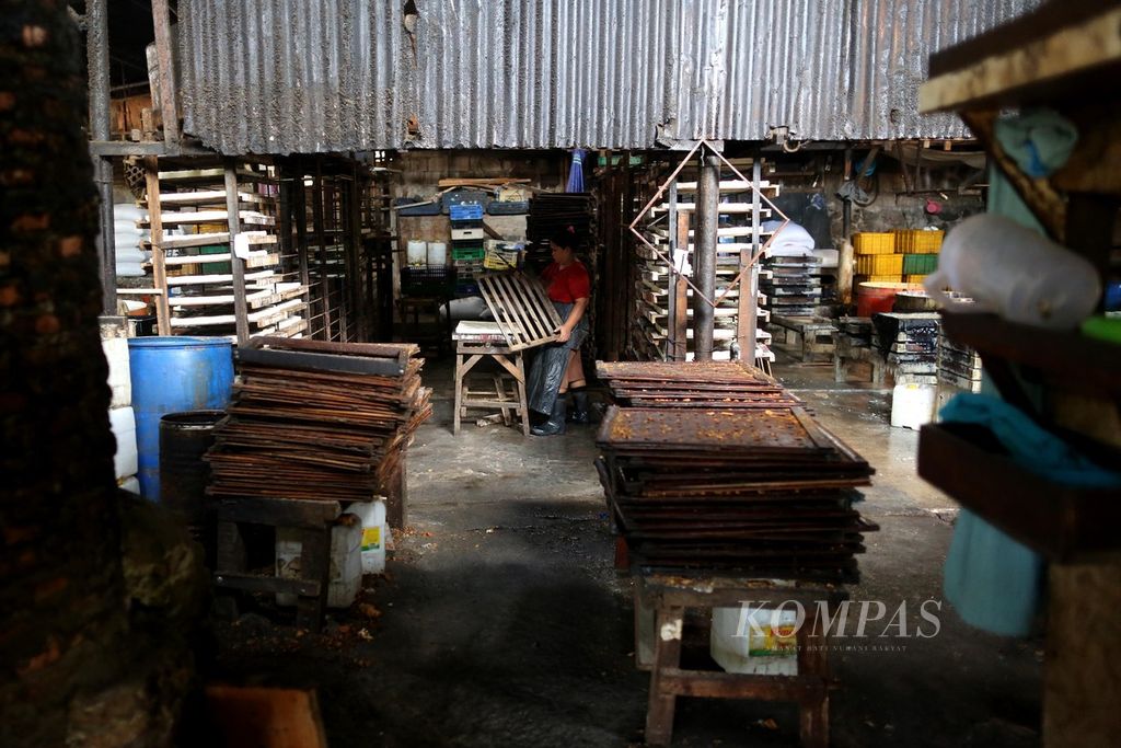 Kesibukan perajin saat membuat tahu di sebuah UMKM pembuatan tahu di kawasan Parung Serab, Tangerang, Banten, Minggu (1/11/2020). 