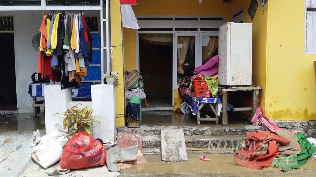 Terlihat barang-barang warga ditempatkan di luar rumah saat rumah dibersihkan dari air bercampur lumpur di Kelurahan Baru, Kecamatan Palu Barat, Kota Palu, Sulteng, Rabu (7/9/2022). Banjir dari luapan Sungai Palu pada Selasa (6/9/2022) sudah surut.
