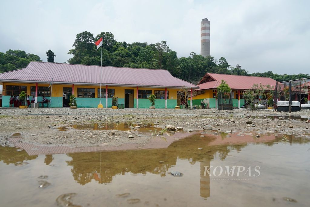 Sebuah sekolah yang berjarak puluhan meter dari PLTU di kawasan Indonesia Morowali Industrial Park, di Desa Labota, Bahodopi, Morowali, Sulawesi Tengah, Selasa (6/2/2024).
