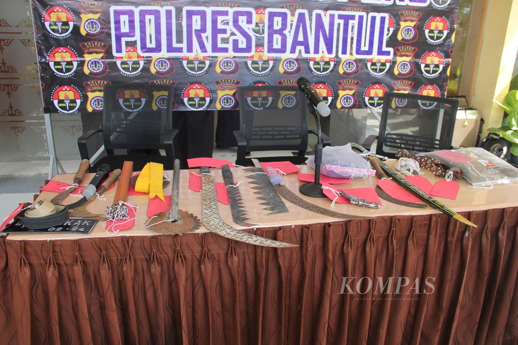 Aneka jenis senjata tajam yang disita dari para pelaku <i>klitih</i> atau kejahatan jalanan ditunjukkan dalam konferensi pers di Markas Polres Bantul, Daerah Istimewa Yogyakarta, Senin (29/11/2021). 