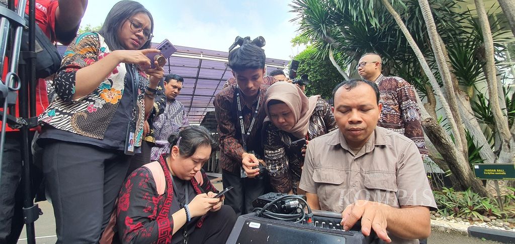 Rizky Vataan (tengah) bersiap mendokumentasikan kegiatan Wapres Ma’ruf Amin di kediaman resmi Wapres, Jalan Diponegoro, Jakarta, Rabu (17/4/2024).