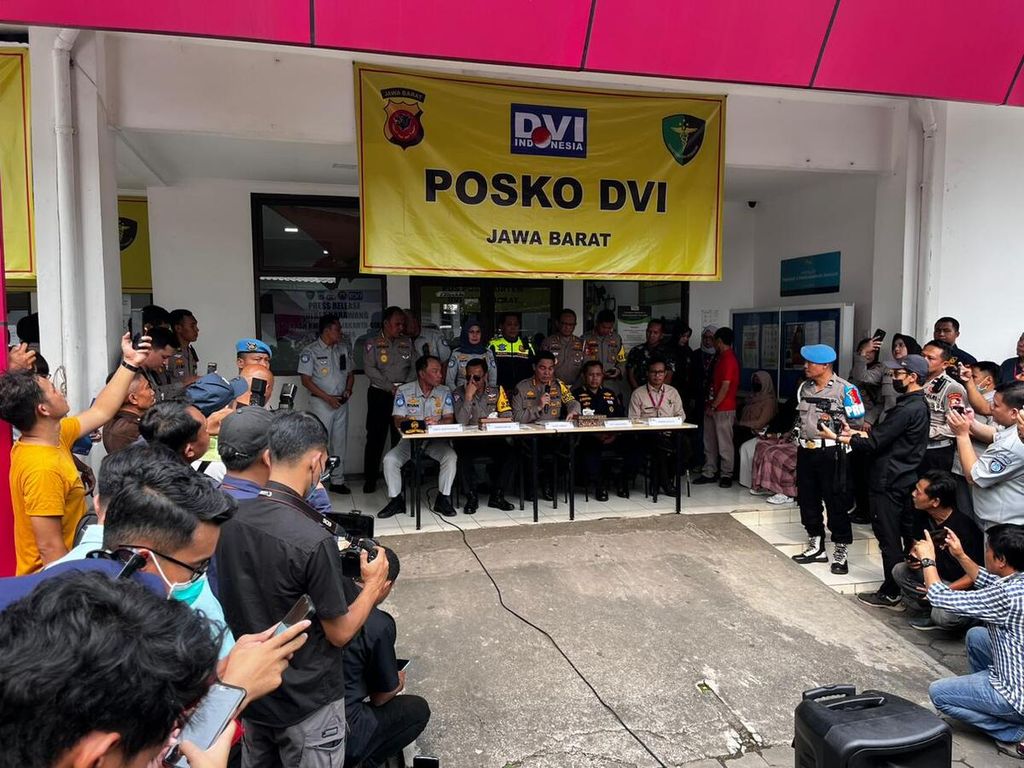 Konferensi pers perkembangan kecelakaan KM 58 Tol Jakarta-Cikampek, Karawang, Jawa Barat, Selasa (9/4/2024).