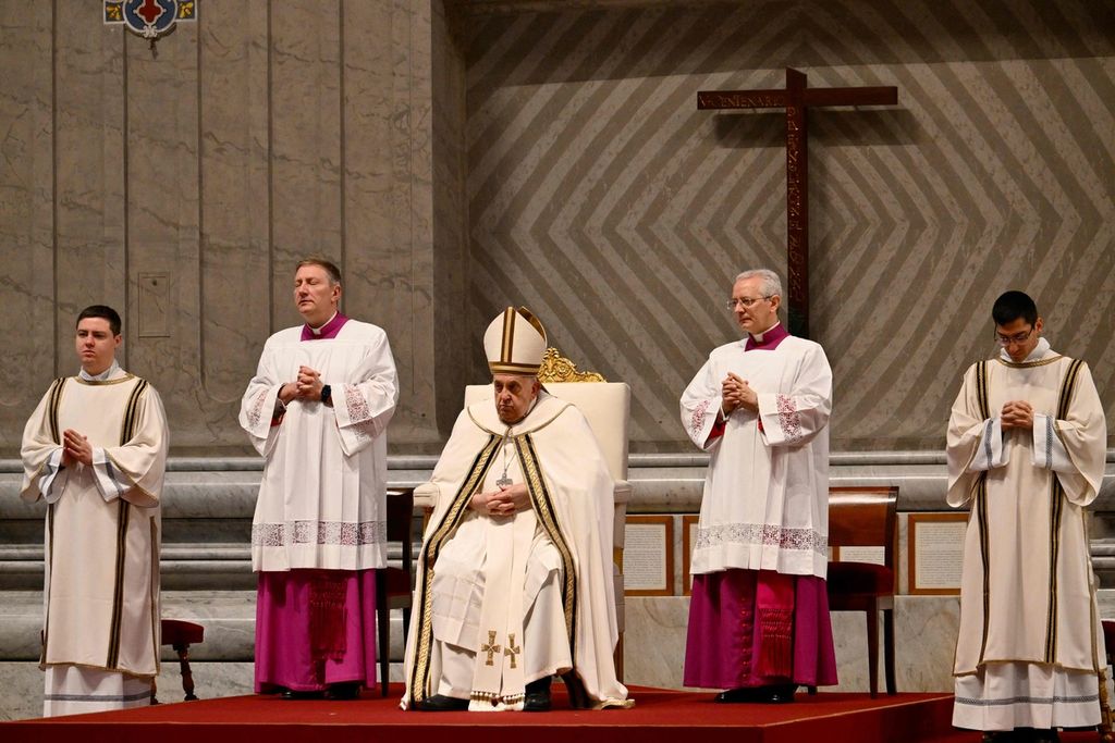 Paus Fransiskus (tengah) memimpin misa di Basilika Santo Petrus di Vatikan, Kamis (28/3/2024). 