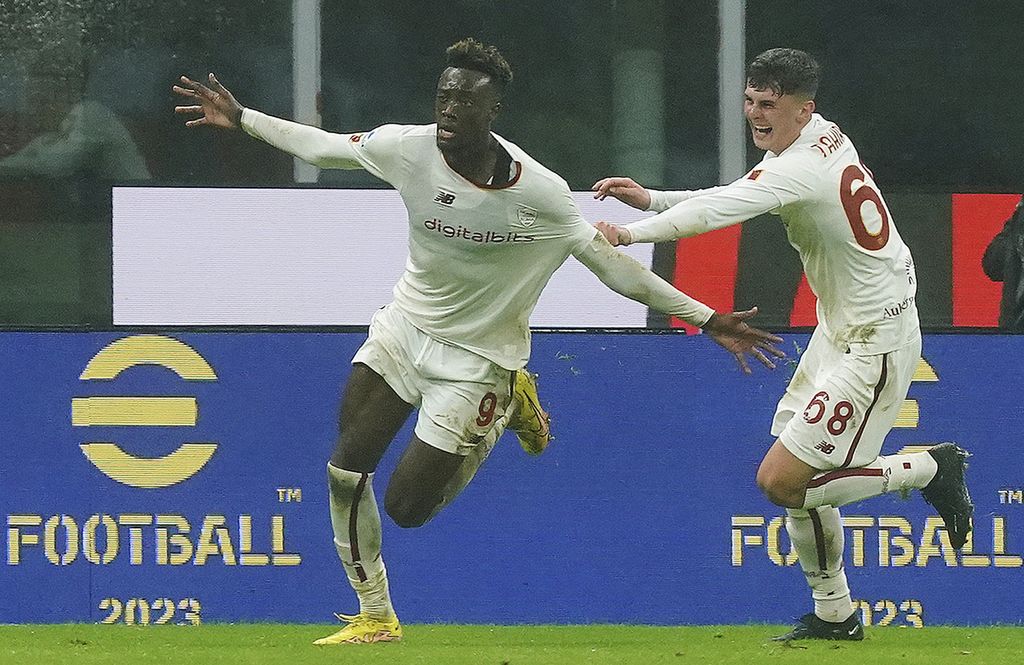 Pemain Roma Tammy Abraham (kiri) merayakan golnya ke gawang AC Milan pada laga Liga Italia di Stadion San Siro, Milan, Senin (9/1/2023). Laga berakhir imbang 2-2. 