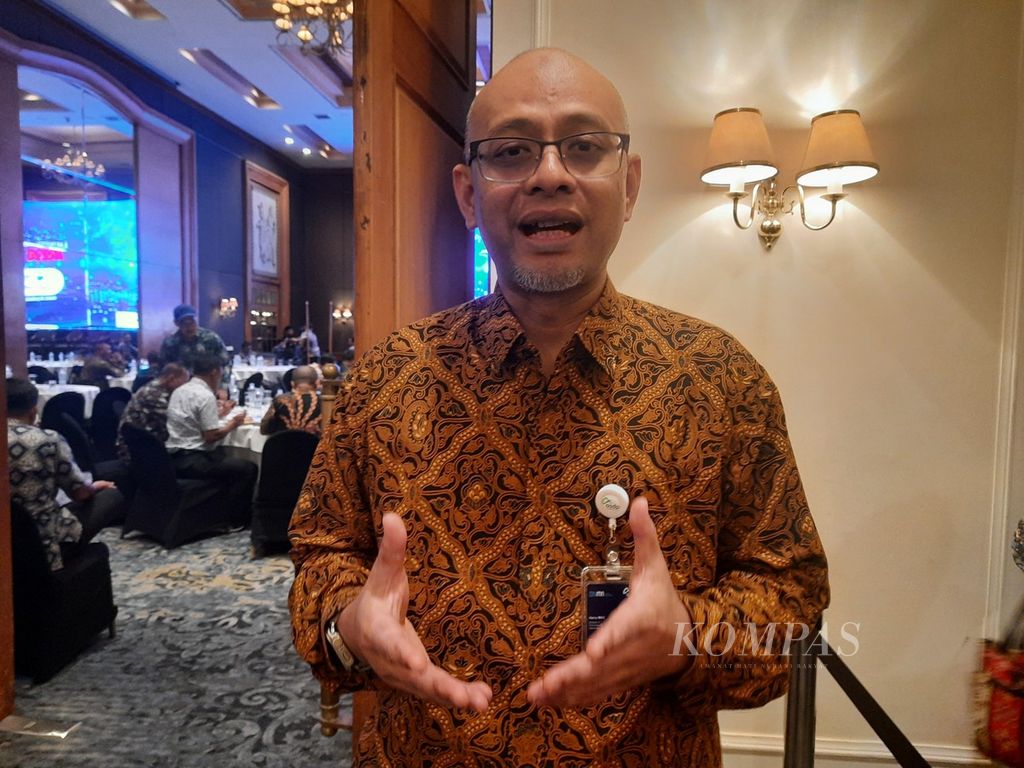Direktur Perencanaan dan Pengembangan PT ASDP Indonesia Ferry (Persero) Harry MAC menjelaskan pengembangan pelabuhan hijau di Jakarta, Rabu (22/11/2023). 