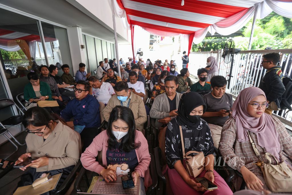 Antrean warga saat akan mengurus pindah pilih di Komisi Pemilihan Umum  Jakarta Selatan, Rabu (7/2/2024).