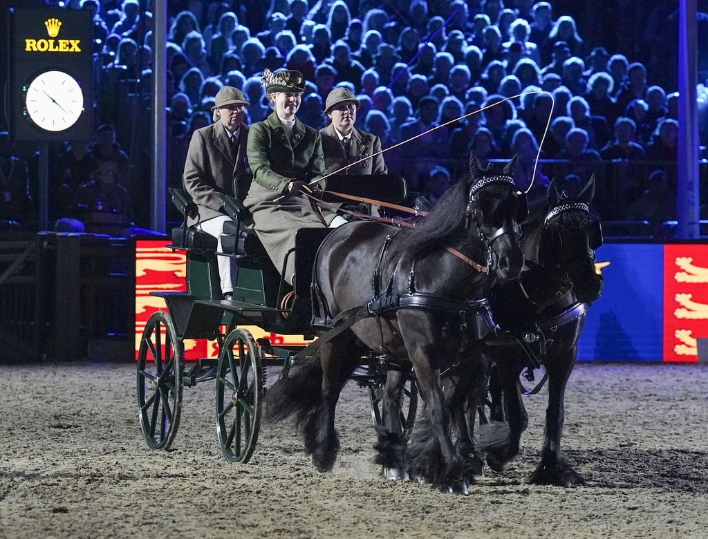 Lady Louise Windsor mengendalikan kuda-kuda yang menarik kereta kuda milik Duke of Edinburgh saat tampil dalam the Royal Windsor Horse Show yang digelar di Kastil Windsor, Windsor, Inggris pada Jumat (13/5/2022).