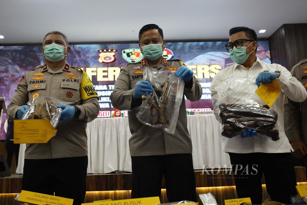 Kepala Kepolisian Daerah Aceh Inspektur Jenderal Achmad Kartiko (tengah) memperlihatkan opsetan bagian tubuh satwa lindung harimau sumatera yang disita dari tersangka perdagangan satwa lindung. Sepanjang 2020-2024, Kepolisian Daerah Aceh menangani 23 kasus kejahatan terhadap satwa lindung.
