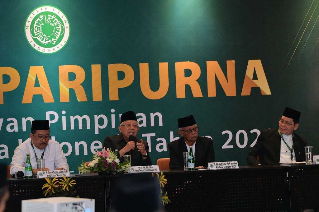 Wakil Presiden Ma'ruf Amin yang juga Ketua Dewan Pertimbangan Majelis Ulama Indonesia (MUI) saat memimpin Rapat Paripurna Dewan Pimpinan MUI Tahun 2023, di Ballroom Hotel Aryaduta, Menteng, Jakarta Pusat, Jumat (17/11/2023). 