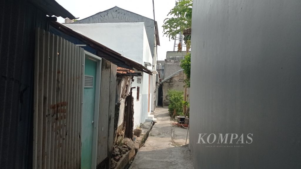 Rumah bercat putih di Kelurahan Pegangsaan, Kecamatan Menteng, Jakarta Pusat, merupakan rumah warga yang dibedah melalui program Bebenah Kampung oleh Yayasan Buddha Tzu Chi, Minggu (10/9/2023).