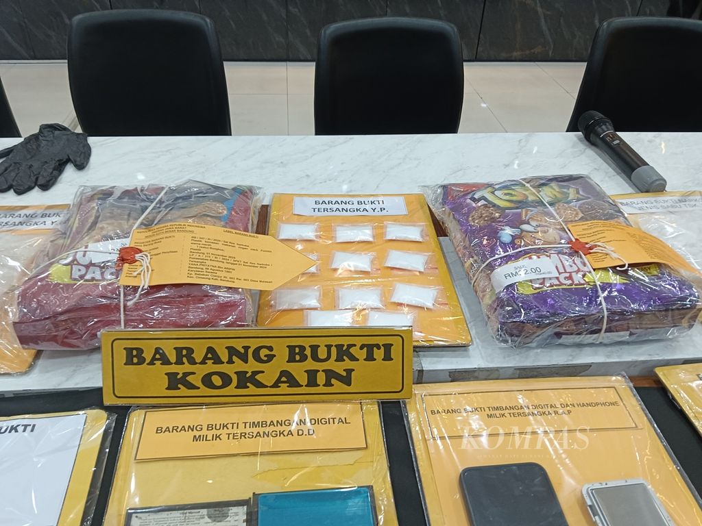 Polisi mengungkap peredaran narkoba jenis kokain dalam kemasan biskuit di Kota Bandung. Kasus ini terungkap dalam operasi yang dilakukan Tim Satuan Reserse Narkoba Polrestabes Bandung di Kota Bandung pada 1-8 November 2024.