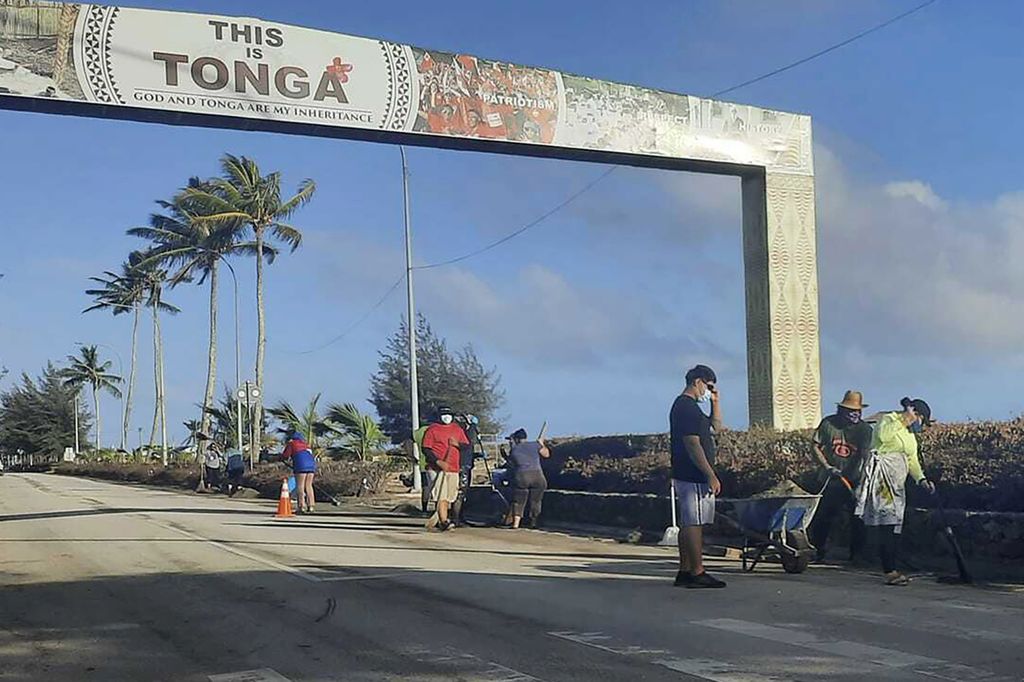Dalam foto yang dirilis Broadcom Broadcasting tampak orang-orang membersihkan puing-puing dari jalan di Nuku'alofa, Tonga, Kamis (20/1 2022), setelah meletusnya gunung berapi bawah laut pada Sabtu di sekitar Kepulauan Pasifik. Penerbangan pertama yang membawa air bersih dan bantuan lainnya ke Tonga dari Selandia Baru akhirnya bisa berangkat setelah landasan utama bandara negara Pasifik itu dibersihkan dari abu yang ditinggalkan oleh erupsi besar Gunung Hunga Tonga-Hunga Ha'apai.