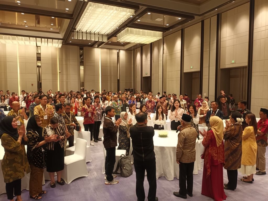 Wakil Presiden Ma’ruf Amin dan Ibu Wury Ma’ruf Amin menyapa peserta Dialog Kebangsaan Indonesia di Shanghai, Republik Rakyat China, Senin (18/9/2023) malam. 