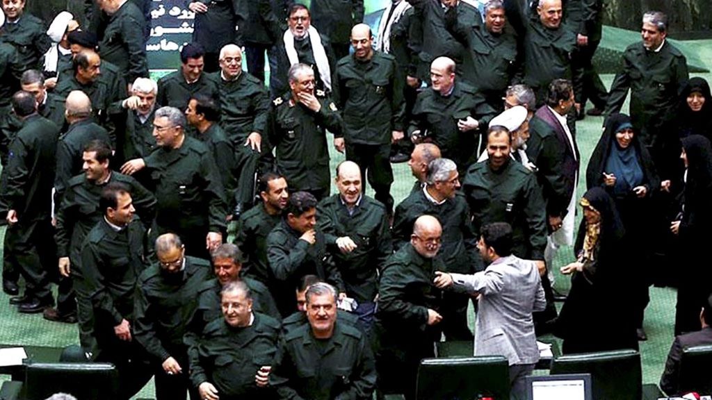Foto yang dirilis kantor berita parlemen Iran menunjukkan anggota parlemen Iran mengenakan seragam Korps Garda Revolusi Iran (IRGC) selama sesi sidang di Majelis Permusyawaratan Islam di Teheran, Selasa (9/4/2019). Iran menyatakan Amerika Serikat sebagai negara sponsor terorisme” di kawasan.