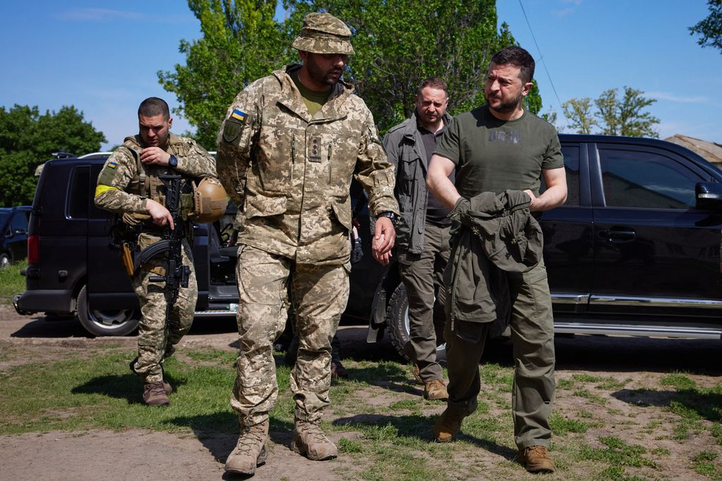 Foto selebaran yang dirilis Biro Pers Kepresidenan Ukraina pada 5 Juni 2022 menunjukkan Presiden Volodymyr Zelenskyy (kanan) mengunjungi posisi garis depan pasukan Ukraina di kota Zaporizhzhia. 