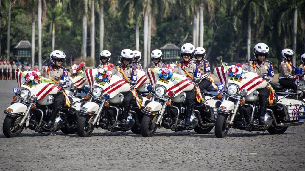 Sejumlah Polisi Wanita (Polwan) beraksi dengan menggunakan motor besar pada peringatan HUT Ke-70 Polwan di Monas, Jakarta (3/9/2018). 
