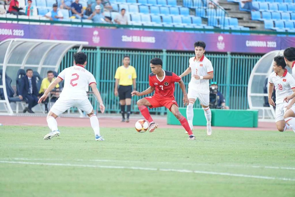 Pemain Indonesia, Marselino Ferdinan, berupaya melewati kawalan pemain Vietnam pada laga semifinal sepak bola putra SEA Games Kamboja 2023 di Stadion Nasional Phnom Penh, Kamboja, Sabtu (13/5/2023). Indonesia menang, 3-2.