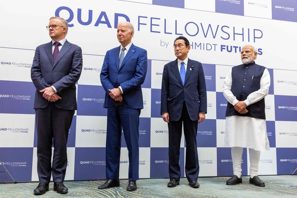Perdana Menteri India Narendra Modi (kanan) bersama para pemimpin aliansi Quad berada di Kantei, Tokyo, Jepang, 24 Mei 2022, untuk menghadiri pertemuan tingkat tinggi. Mereka berbicara tentang kebangkitan China di Indo-Pasifik.