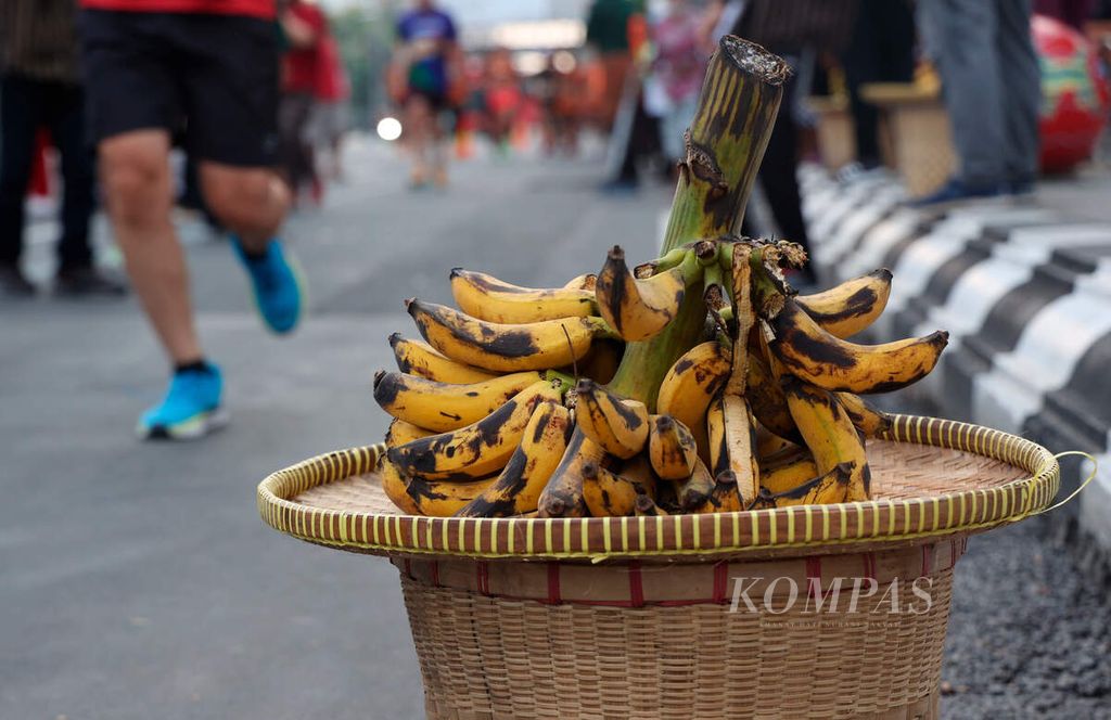 Buah pisang yang disediakan bagi pelari saat mengikuti Bank Jateng Friendship Run di Jalan Pemuda, Kota Semarang, Jawa Tengah, Minggu (21/8/2022). 
