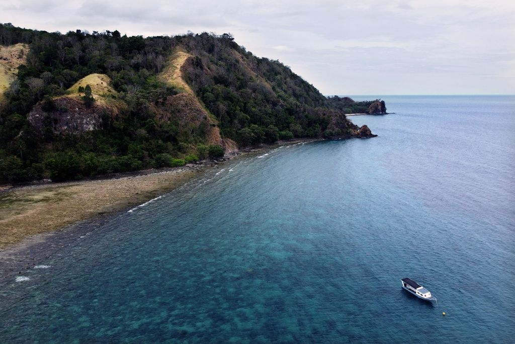 Perahu wisata berlabuh di pesisir obyek wisata alam Bukit Larata di Desa Kinunang, Likupang Timur, Minahasa Utara, Sulawesi Utara, Jumat (15/9/2023). 
