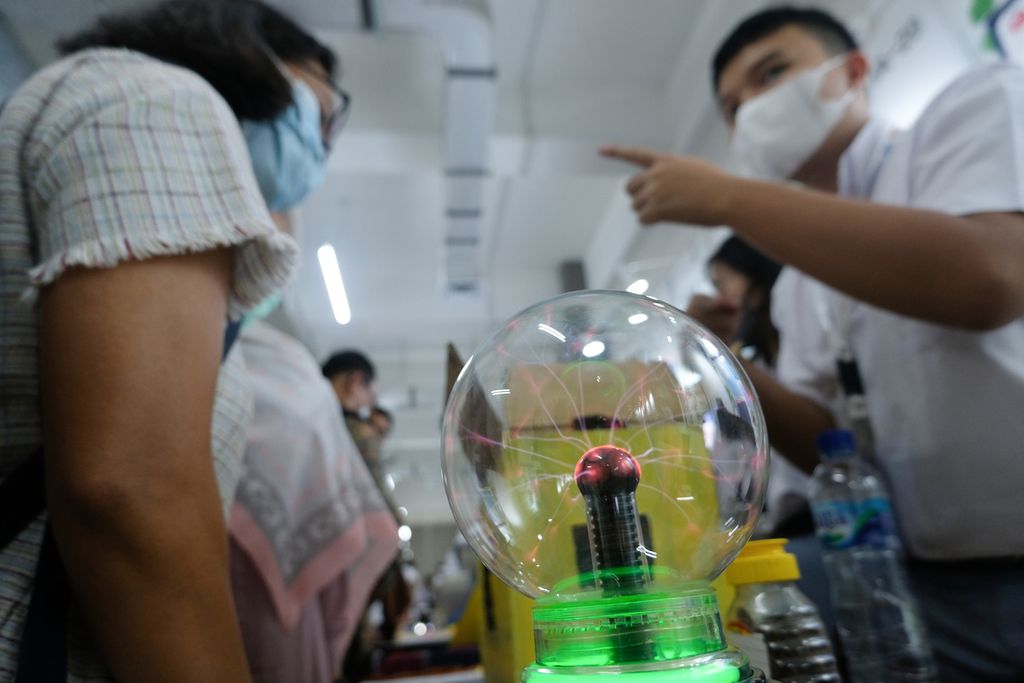 Mesin pembersih udara kotor yang mengandung bakteri dan debu buatan siswa dari SMA Narada dipamerkan di Gedung ICC, Cibinong Science Center, Bogor, Kamis (27/10/2022). 