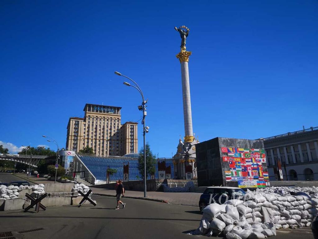 Suasana di Lapangan Maidan di kota Kyiv, Ukraina, Rabu (8/6/2022). Warga mulai beraktivitas kembali di Kyiv meskipun operasi militer Rusia di Ukraina masih berlangsung. 