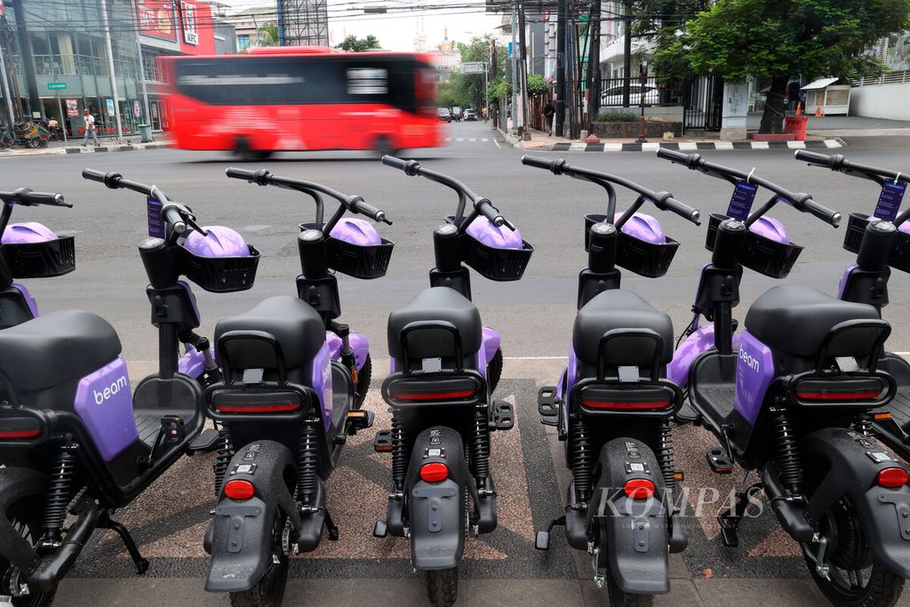 Sepeda listrik dalam beberapa waktu ini melengkapi fasilitas pada sejumlah ruang publik di Kota Semarang, Jawa Tengah, Selasa (4/10/2022). Tren kendaraan listrik ini tumbuh seiring dengan kebutuhan transportasi yang ramah lingkungan dan hemat energi. 