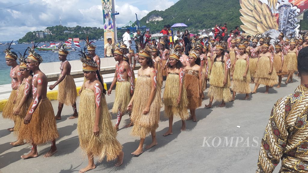 Parade kebudayaan dari tujuh wilayah adat di Papua dalam ajang Papua Street Carnival di Kota Jayapura, Papua, Jumat (7/7/2023). Tujuh wilayah adat ini meliputi Mamta, Saereri, Domberai, Bomberai, Anim Ha, La pago, dan Meepago.