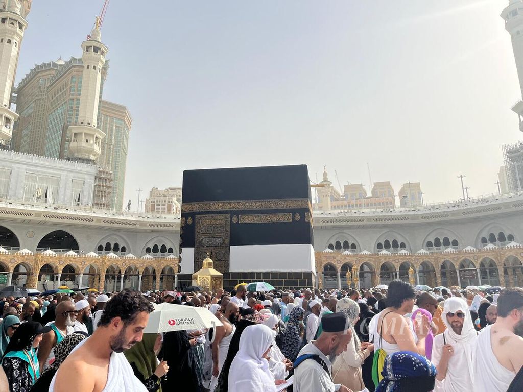 Jemaah haji dari sejumlah negara melaksanakan <i>tawaf wada'</i> (penghormatan terakhir/salam perpisahan) mengelilingi Kabah di Masjidil Haram, Mekkah, Arab Saudi, Minggu (30/6/2024), sebelum meninggalkan Mekkah, seusai melaksanakan ibadah haji. Mekkah telah dibuka bagi jemaah umrah. 