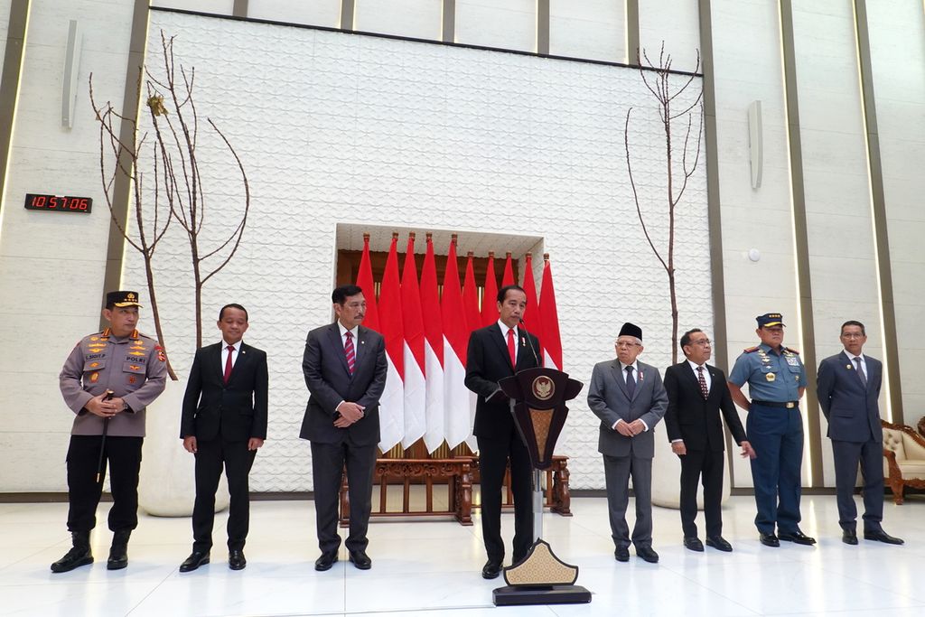 Presiden Joko Widodo memberikan keterangan pers di Pangkalan TNI AU Halim Perdanakusuma, Jakarta, Senin (3/7/2023). Keterangan pers digelar sebelum kunjungan ke Sydney, Australia, dan Port Moresby, Papua Niugini, Senin-Rabu (3-5/7/2023). 